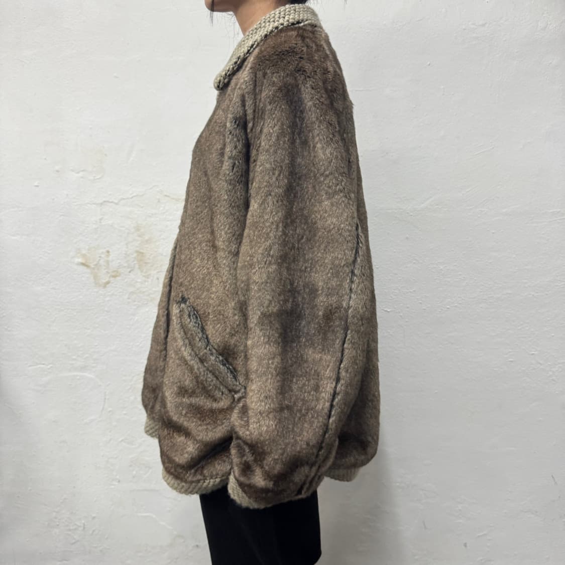 소어트(soerte) 브라운컬러 아크릴 폴리에스터 혼방 도킹 퍼 자켓 상품이미지2