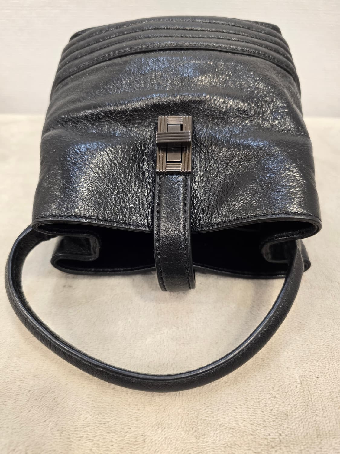 거의새거) 루즈앤라운지 보티첼리 미니 블랙 가죽 버킷백 상품이미지6
