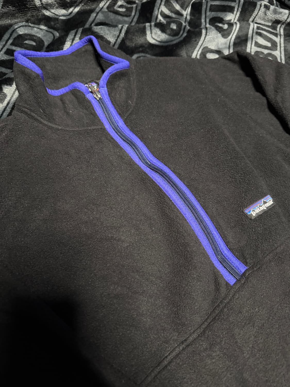 파타고니아 마수피얼 쿼터 짚 플리스 풀오버 블랙 블루 상품이미지3