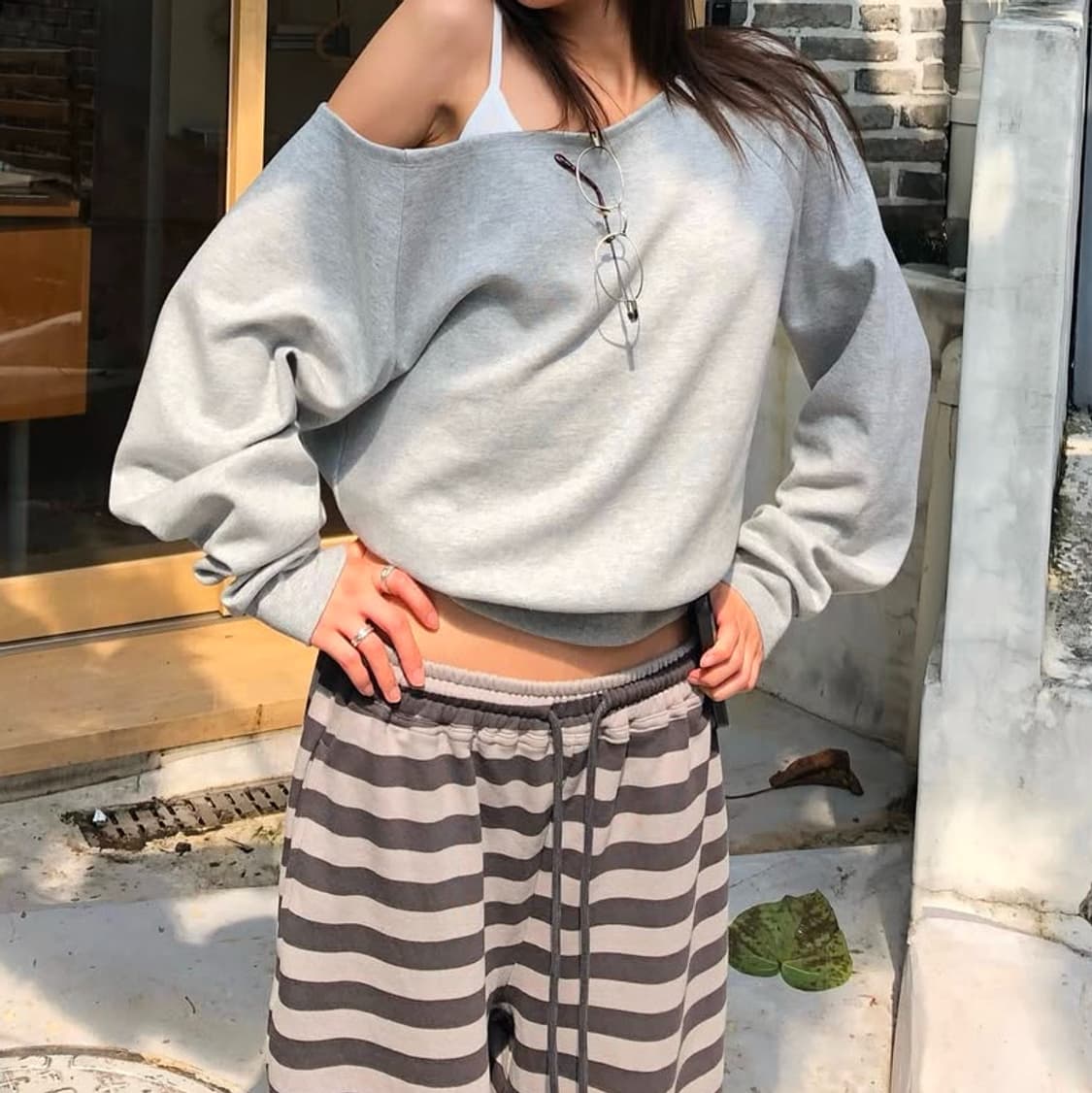 블랙업 오프숄더 맨투맨 상품이미지2