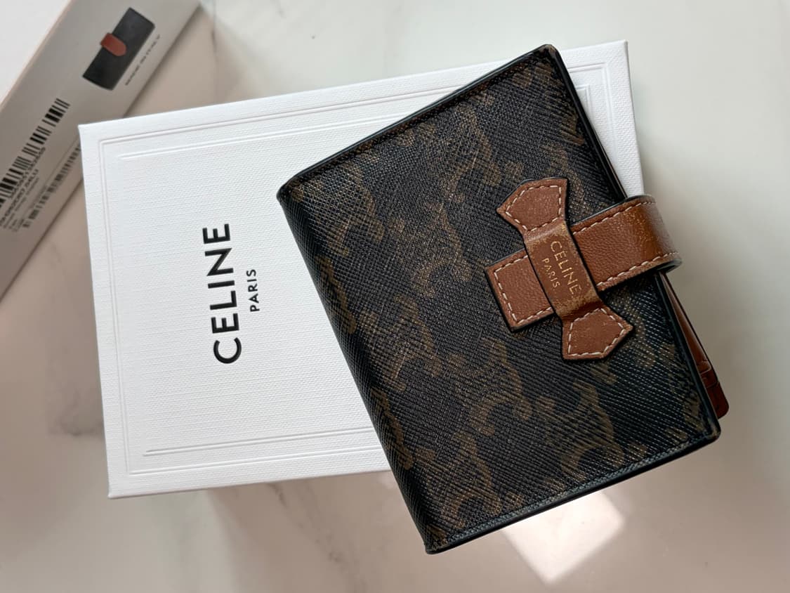 셀린느 트리오페 캔버스 스몰 스트랩 월렛 탄 상품이미지1