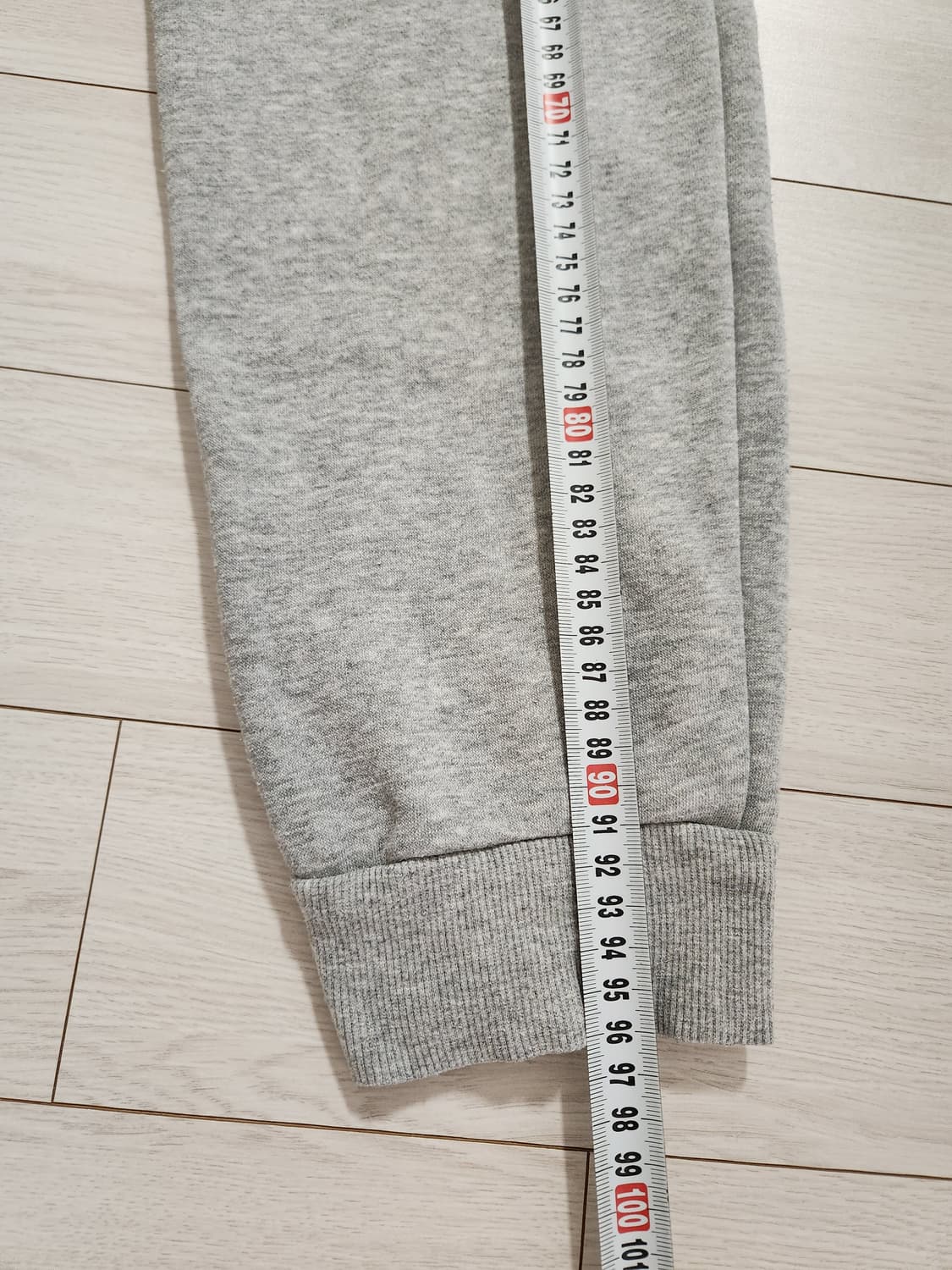 아디다스 기모 에센셜 조거 트레이닝 팬츠입니다. 사이즈는 XL이고, 평소 상품이미지6