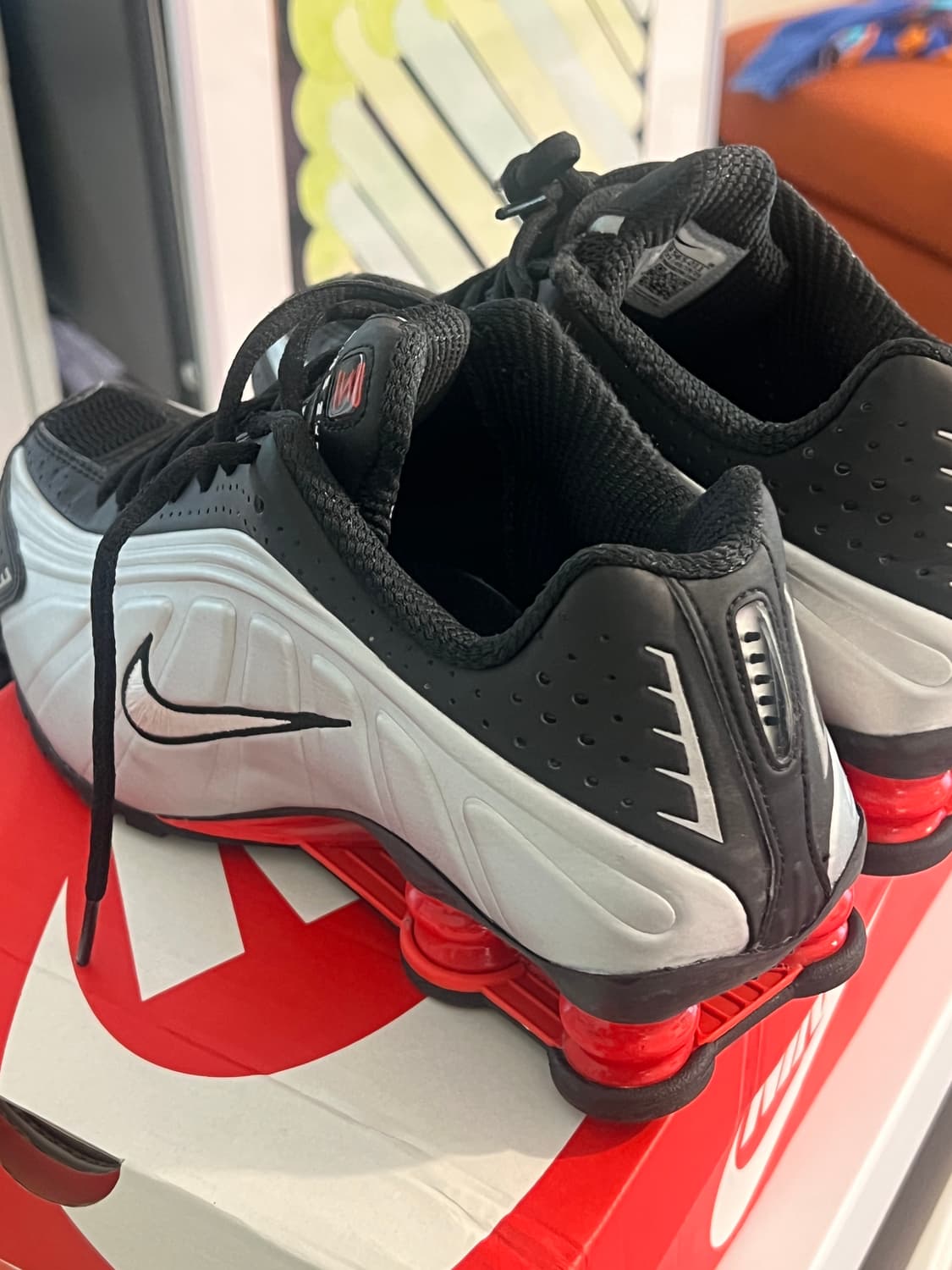 나이키 샥스 R4 240 블랙/메탈릭실버/크림슨 상품이미지3