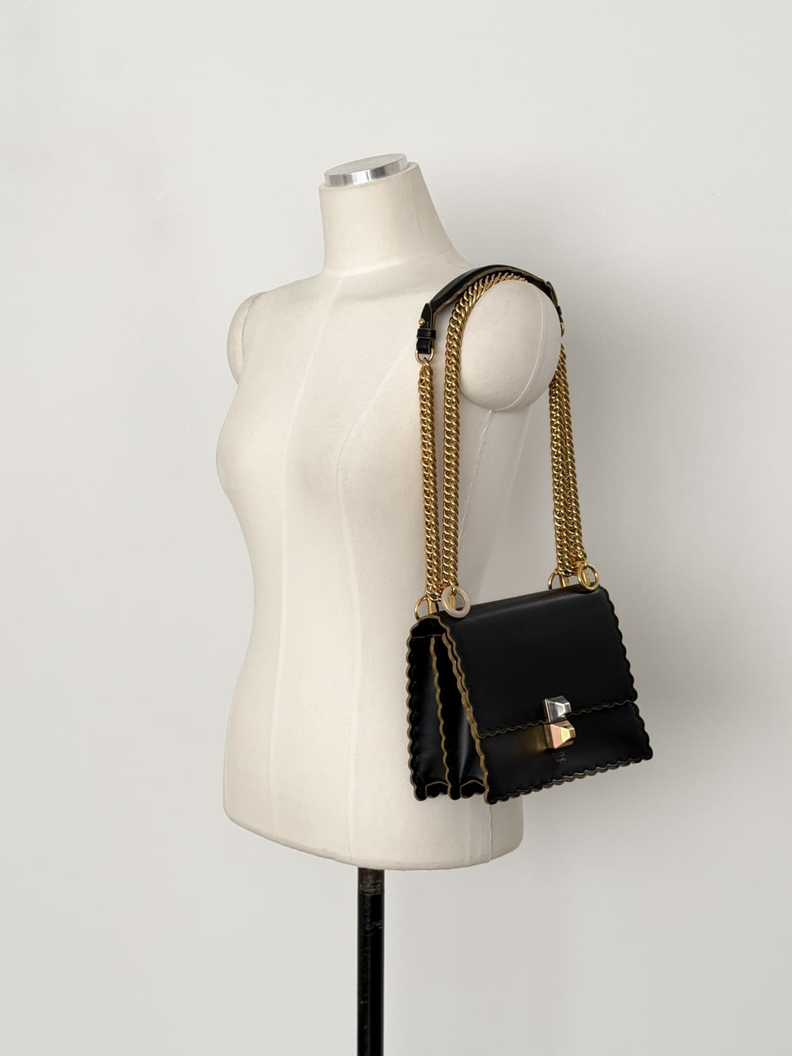 펜디 칸 아이 스몰 스캘럽 체인 숄더백 상품이미지2