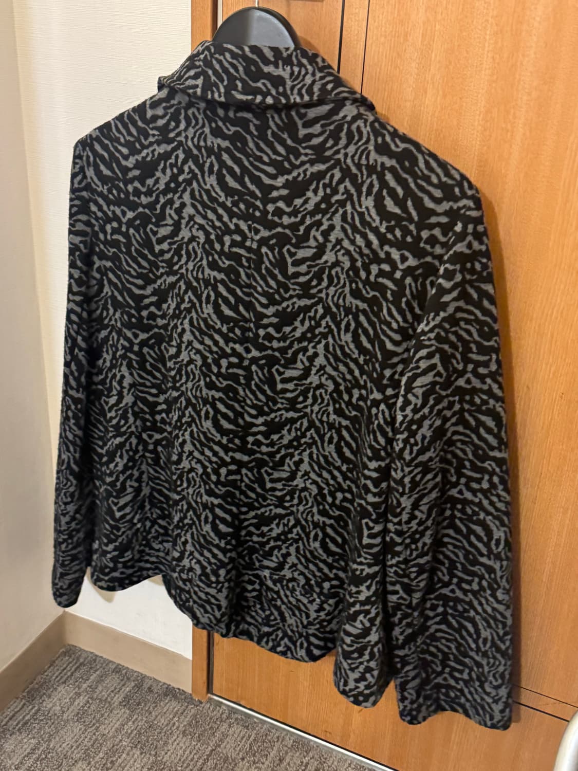 애니멀 프린트 패턴 라이더 비대칭 사선 쟈켓 상품이미지4