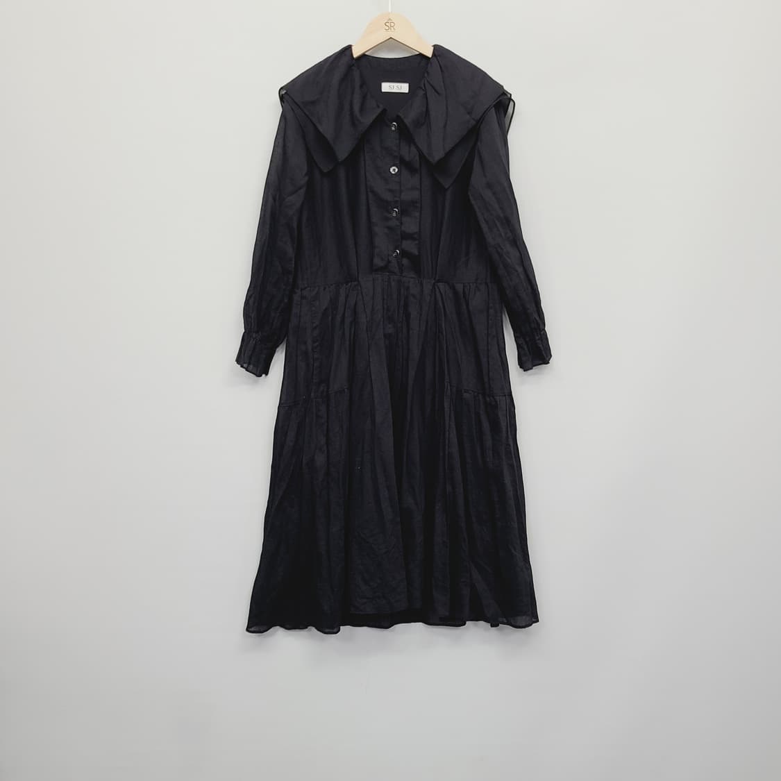 ​[한섬 SJSJ] 빅 카라 셔링 셔츠 롱 원피스 (블랙/76) 상품이미지2