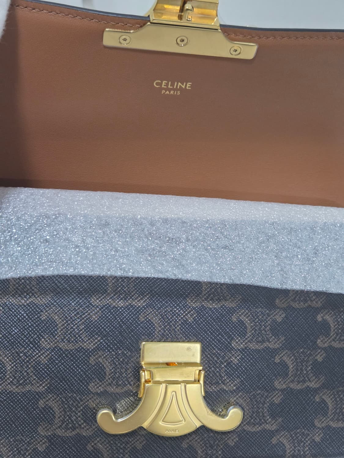 [새상품급] 셀린느 트리옹프 클로드 숄더백 Black Tan 상품이미지9