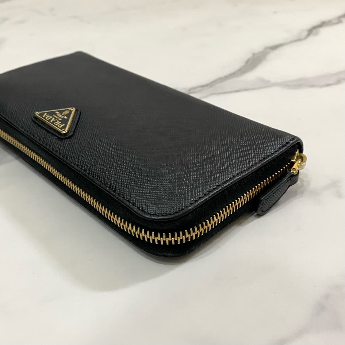 프라다 사피아노 레더 삼각로고 지퍼 장지갑 블랙 1ML506 상품이미지3