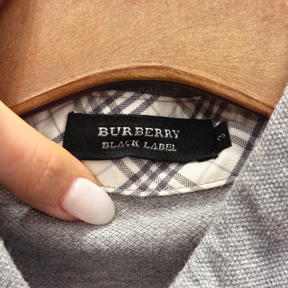 버버리 블랙 라벨 반팔 카라 티셔츠 로고 자수 4버튼 디테일 그레이 상품이미지7