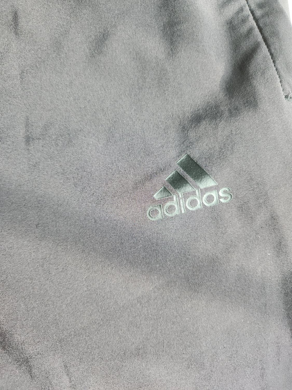 새상품급)아디다스 쇼트 러닝반바지 사이즈S

블랙이라 실제로보면 잘안보이 상품이미지3