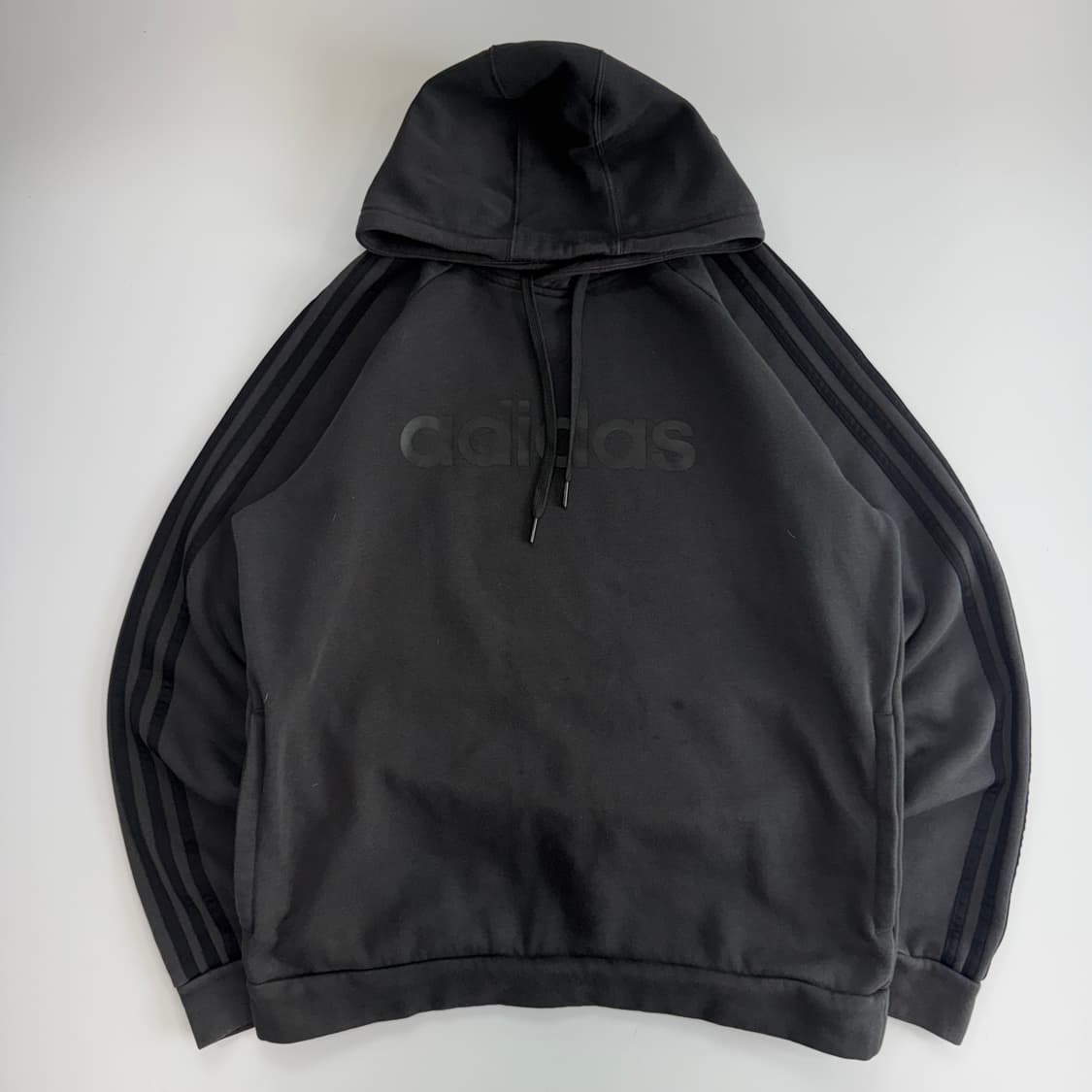 Adidas 아디다스 블랙 스펠아웃 로고 차콜 후드티 상품이미지3
