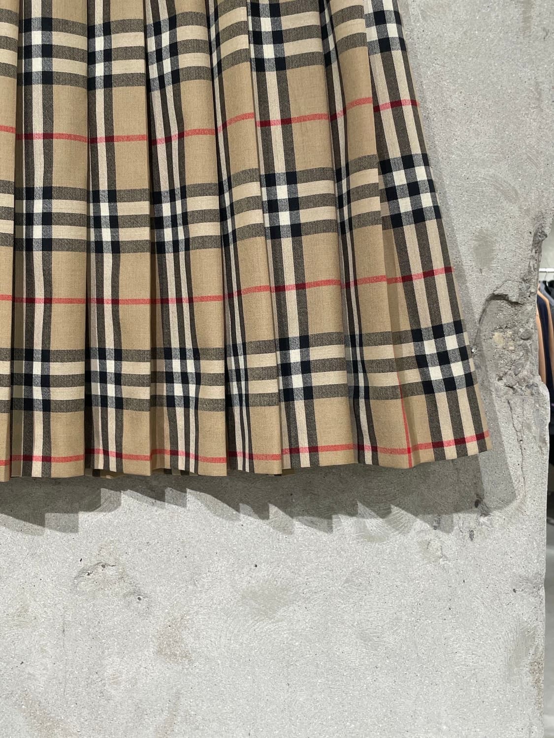 버버리 베이지 노바체크 버클 플리츠 미디스커트 상품이미지5