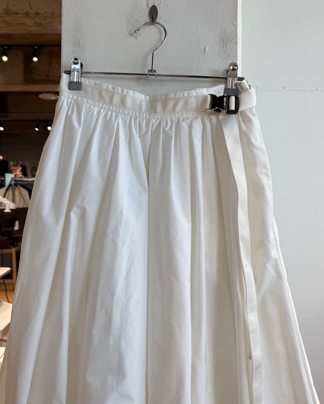 몽클레르 화이트 벨티드 플레어 스커트  상품이미지3