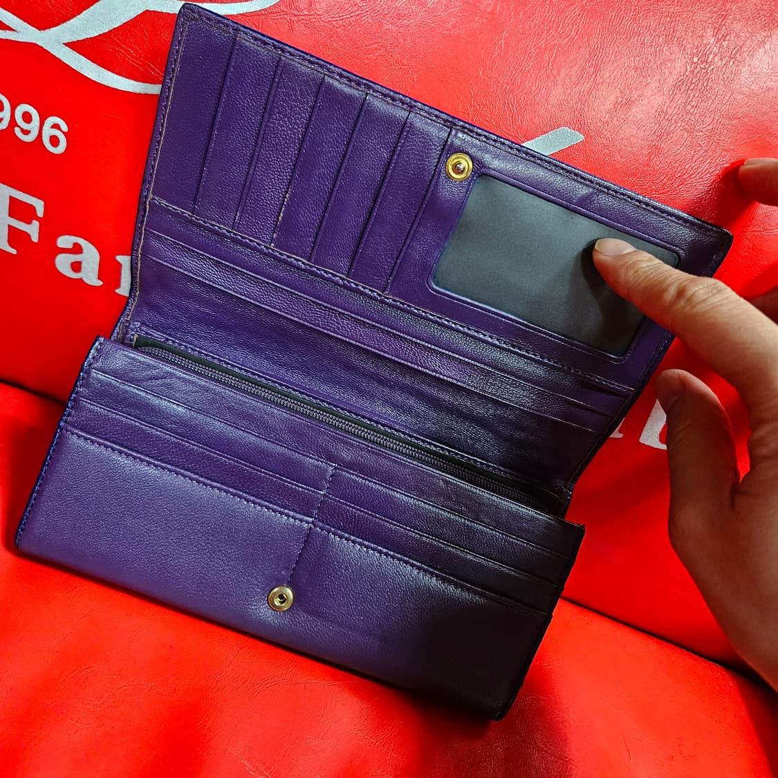 비비안웨스트우드 사이드라인 배색 커스텀 가죽 장지갑 상품이미지3