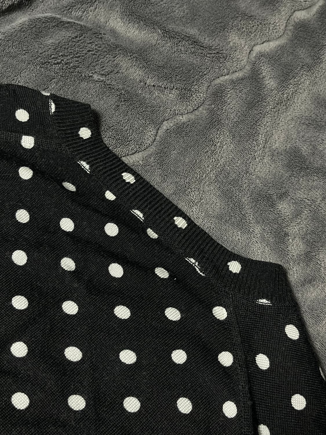 꼼데가르송 도트 브이넥 니트 (M) 상품이미지3