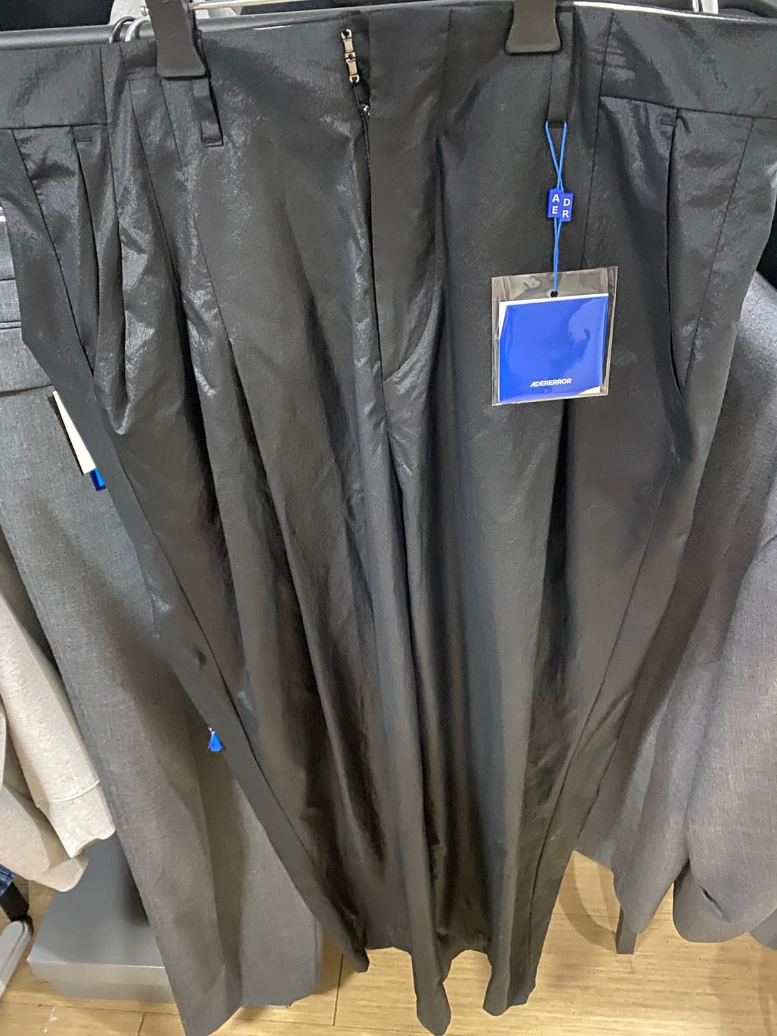 아더에러 바지 판매합니다 택붙어있는 새제품입니다  네고가능합니다 상품이미지2