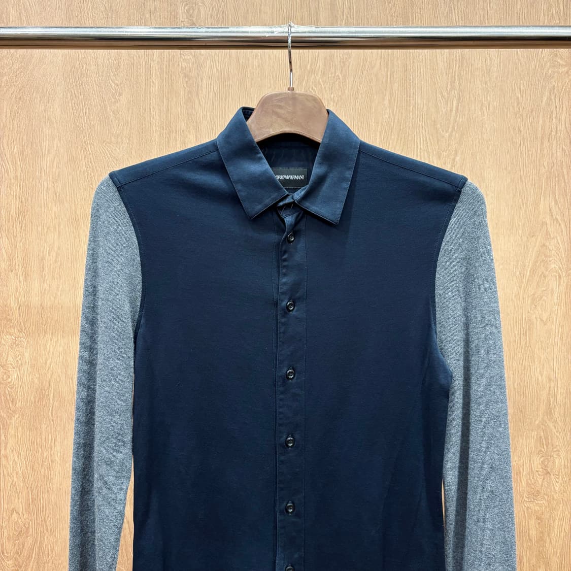 엠포리오 아르마니 코튼 긴팔 셔츠 배색 시보리 하이브리드 디테일 네이비 상품이미지4