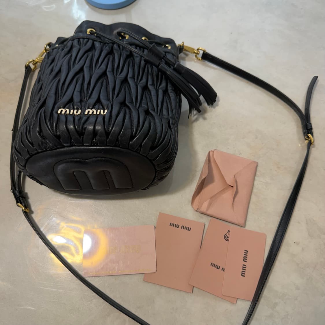 미우미우 마테라쎄 버킷백 상품이미지1