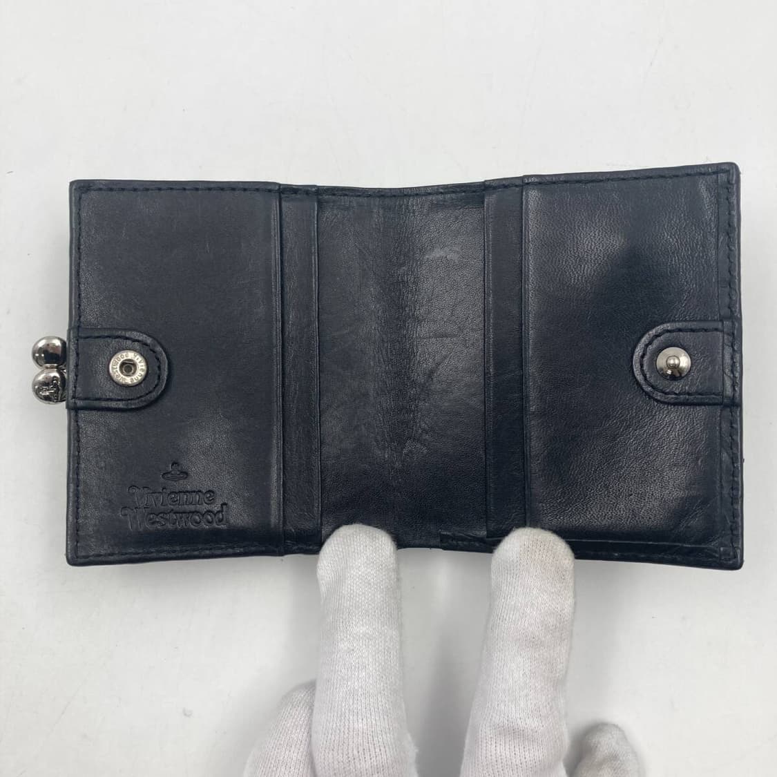 비비안 웨스트우드 가죽 엠보싱 패턴 지갑 상품이미지8
