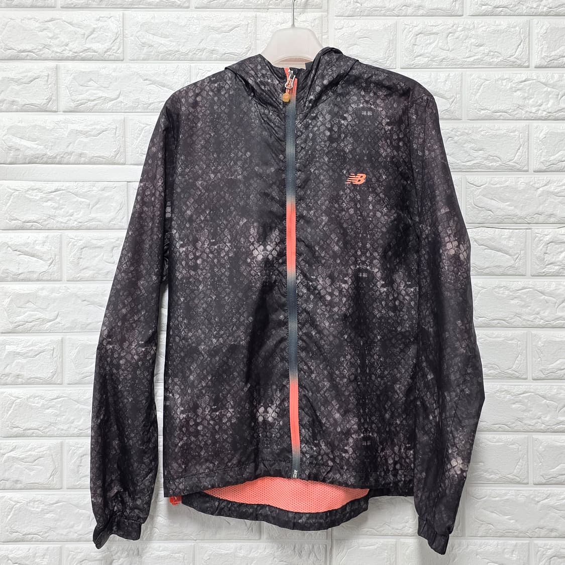 택포) 뉴발란스 여성 뱀피 패턴 바람막이 S 상품이미지1