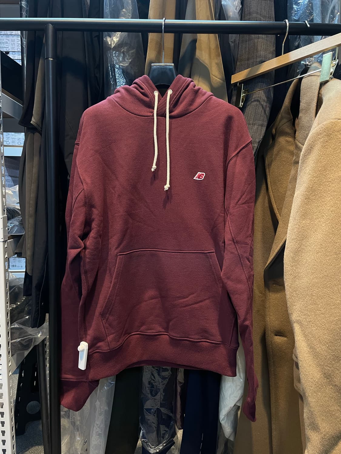 (정품/새상품) 뉴발란스 공용 버건디 NB 자수 로고 후드티 상품이미지1