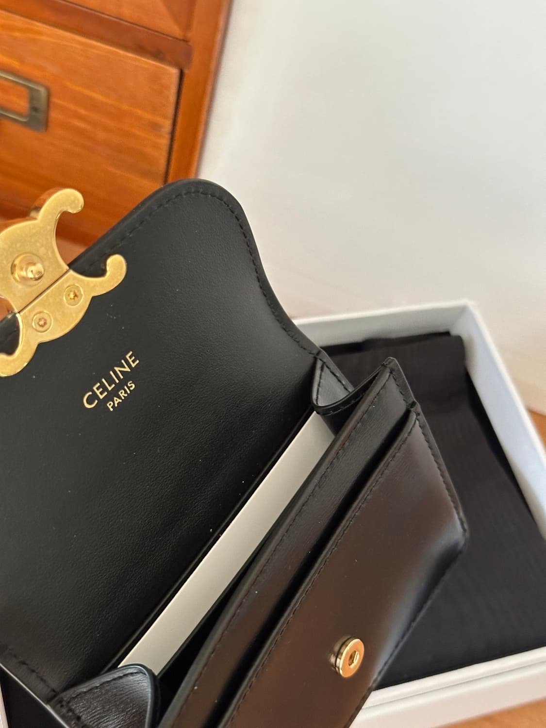 셀린느 샤이니 카프스킨 플랩 카드 홀더 블랙 상품이미지6