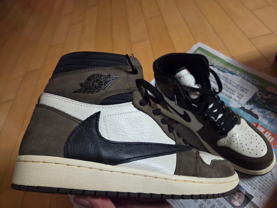 에어 조던 1 레트로 하이 OG 트래비스 스캇 상품이미지3