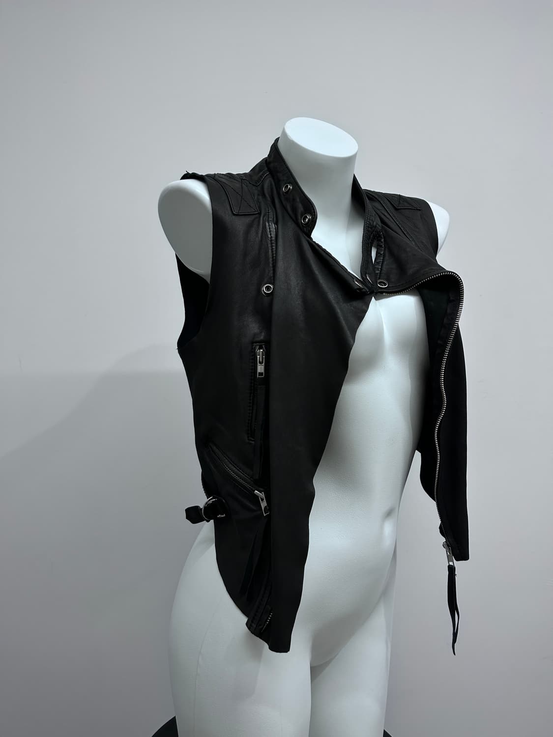 드레이프 비대칭 레더 베스트 상품이미지2