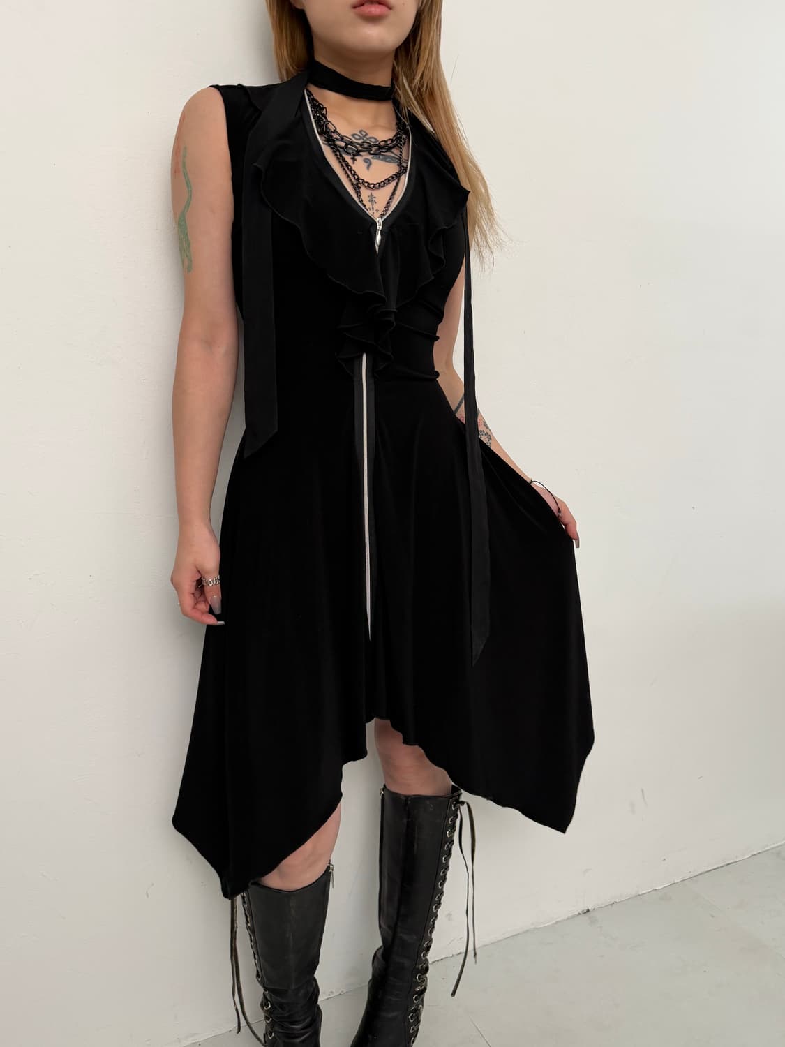 블랙 아일렛 디테일 집업 원피스  상품이미지2