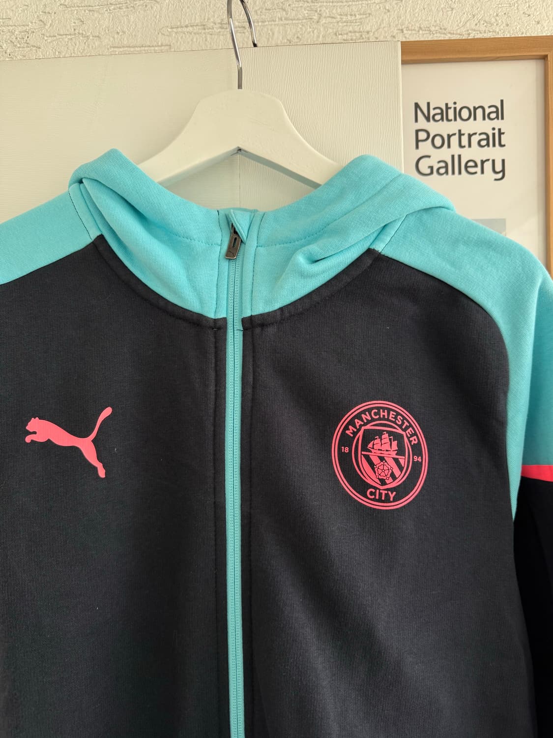 [L] 맨체스터 시티 23년 내한 한정판 푸마 트래블 자켓 (후드 집업) 상품이미지2