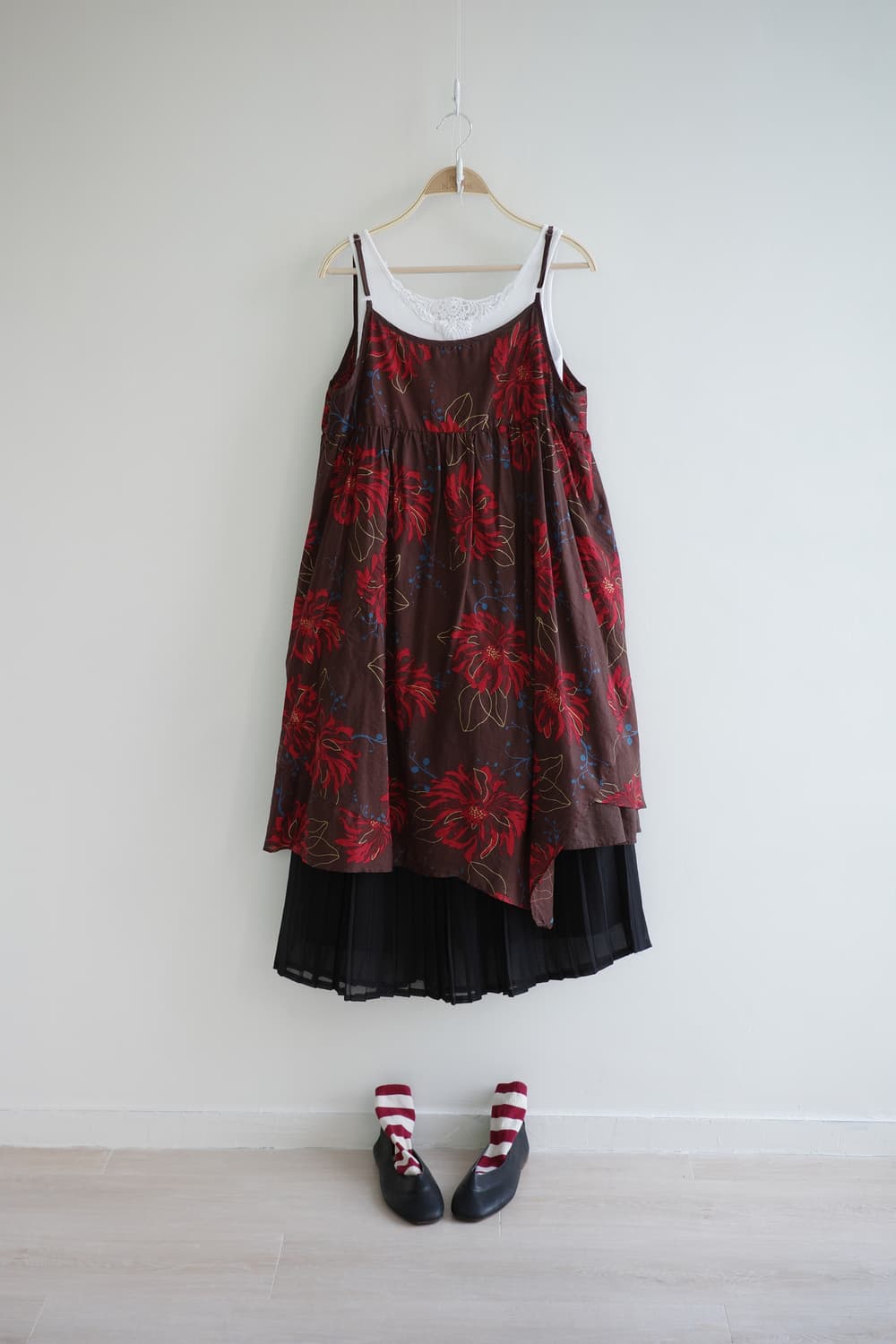 AS KNOW AS DE BASE 
• 레드 플라워 브라운 코튼 원피 상품이미지1