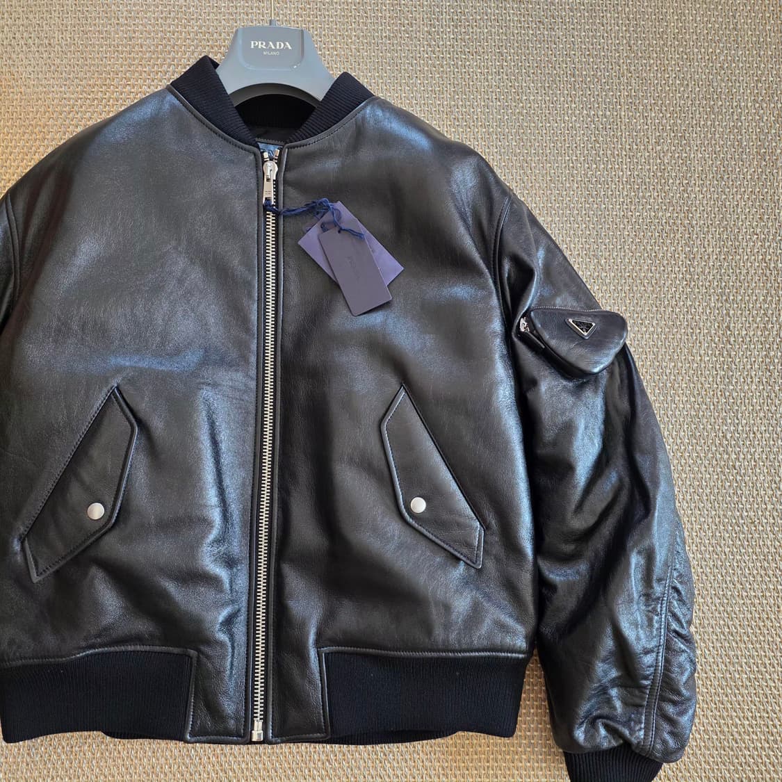 PRADA 프라다 이탈리안 최상급 어린 양가죽 MA-1 마원 레더 보머  상품이미지5