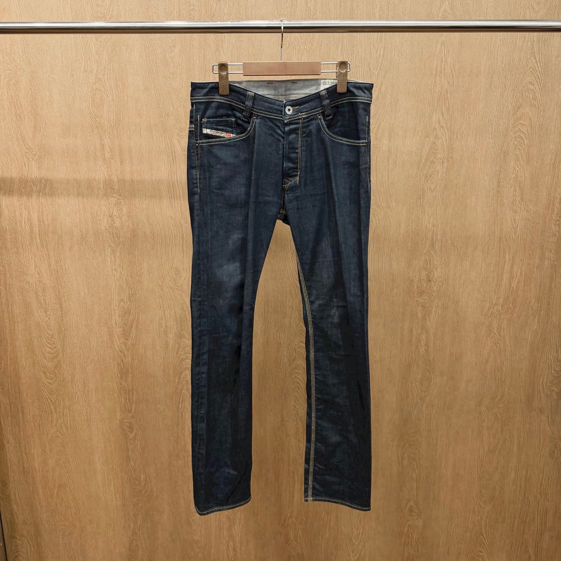 디젤 데님 팬츠 로고 레터링 백 지퍼 포켓 디테일 슬림 스트레이트핏 흑청 상품이미지2