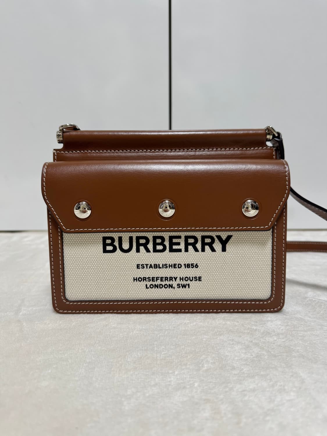 버버리 미니 포켓 호스페리 타이틀 백 상품이미지2