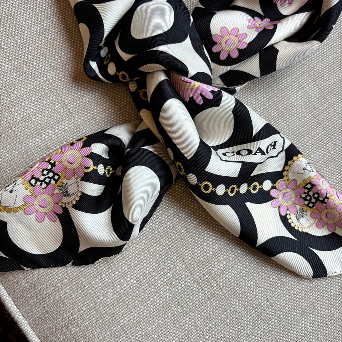 코치 시그니처 패턴 블랙/화이트 플라워 실크 스카프 상품이미지2