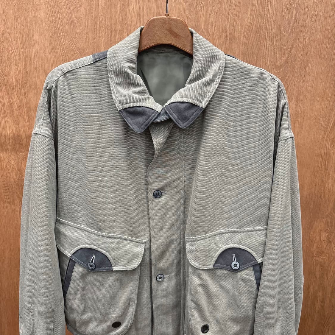  란셀 카라넥 자켓 투톤 배색 밑단 버튼 탭 후면 로고 자수 라이트 카키 상품이미지4