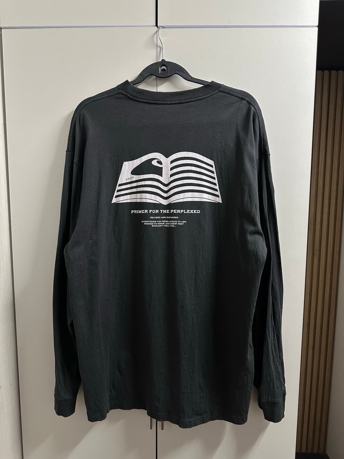 칼하트 블랙 프린팅 긴팔티셔츠 상품이미지1