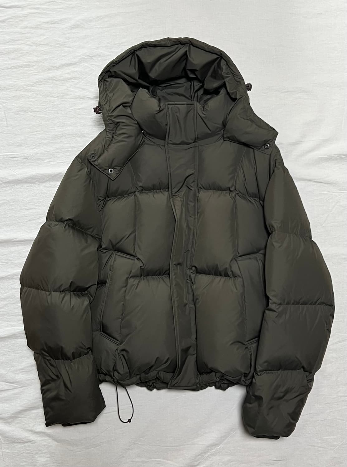 [새상품] S) 벨리에 크로스 라인 후디드 구스 다운 패딩 올리브 상품이미지4