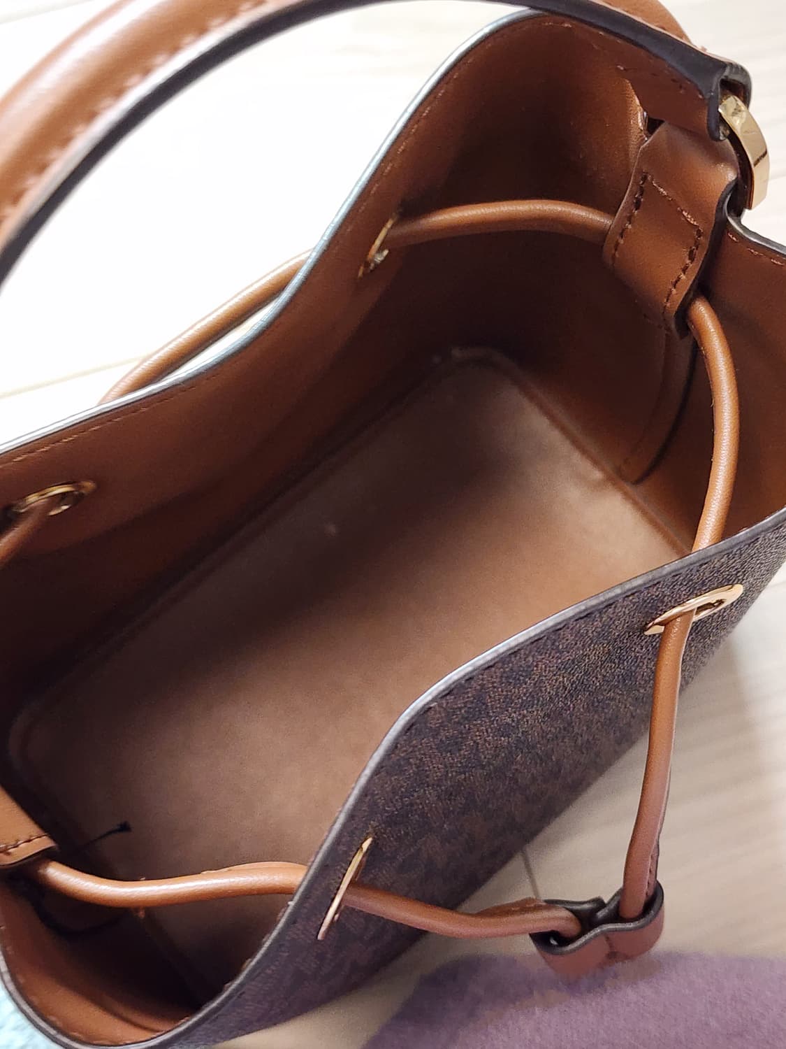 마이클코어스 MK로고 미니 버킷백  상품이미지7