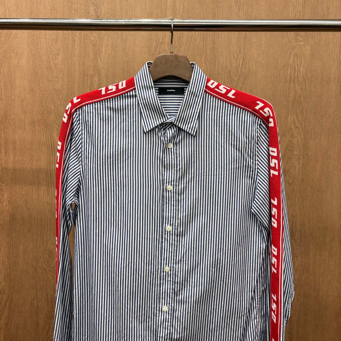 디젤 코튼 긴팔 셔츠 스트라이프 패턴 레드 로고 테이프 자수 디테일 블루 상품이미지4