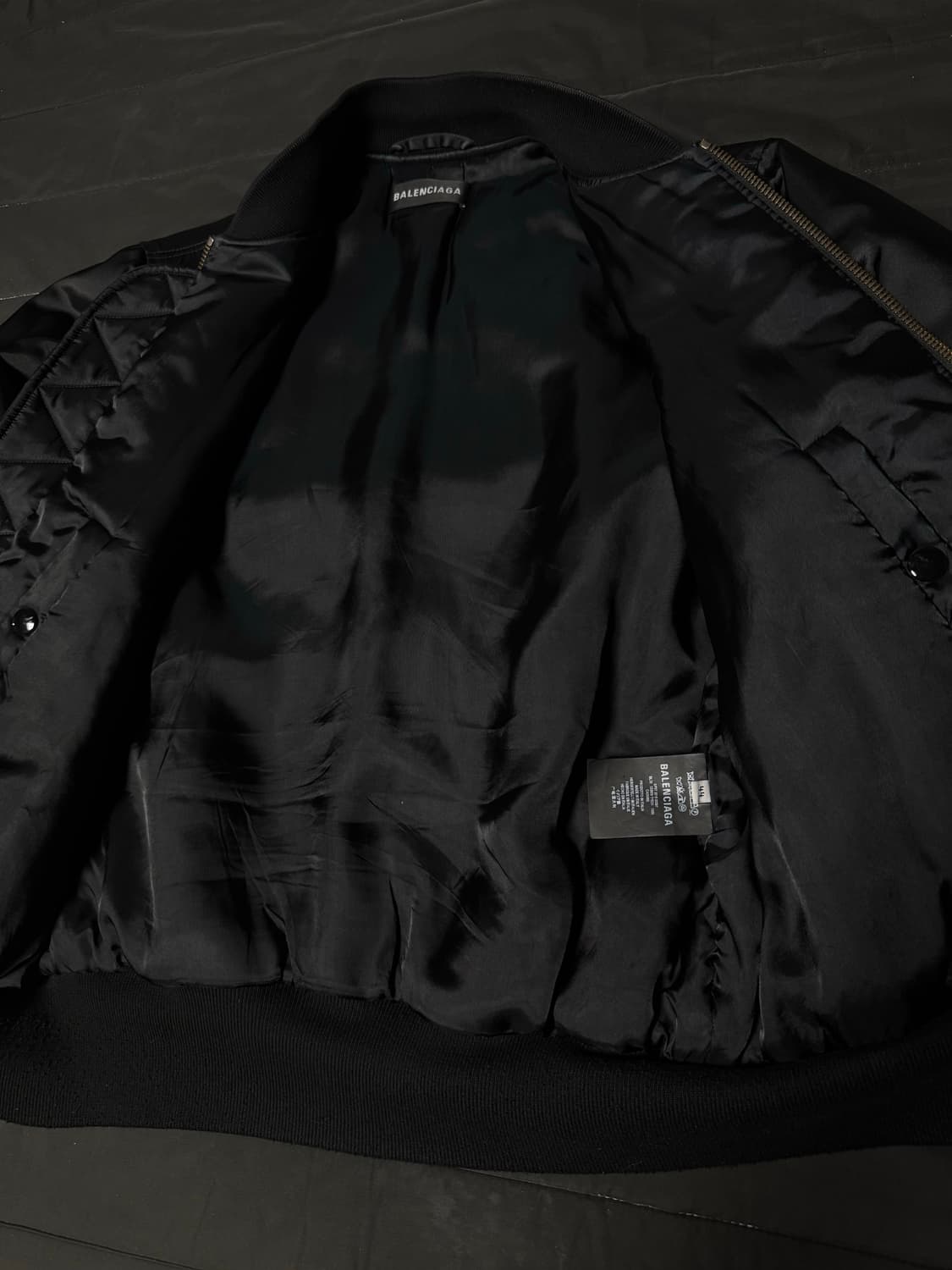 발렌시아가 18s/s 웨이브 로고 MA-1 봄버 자켓 블랙 (44) 상품이미지3