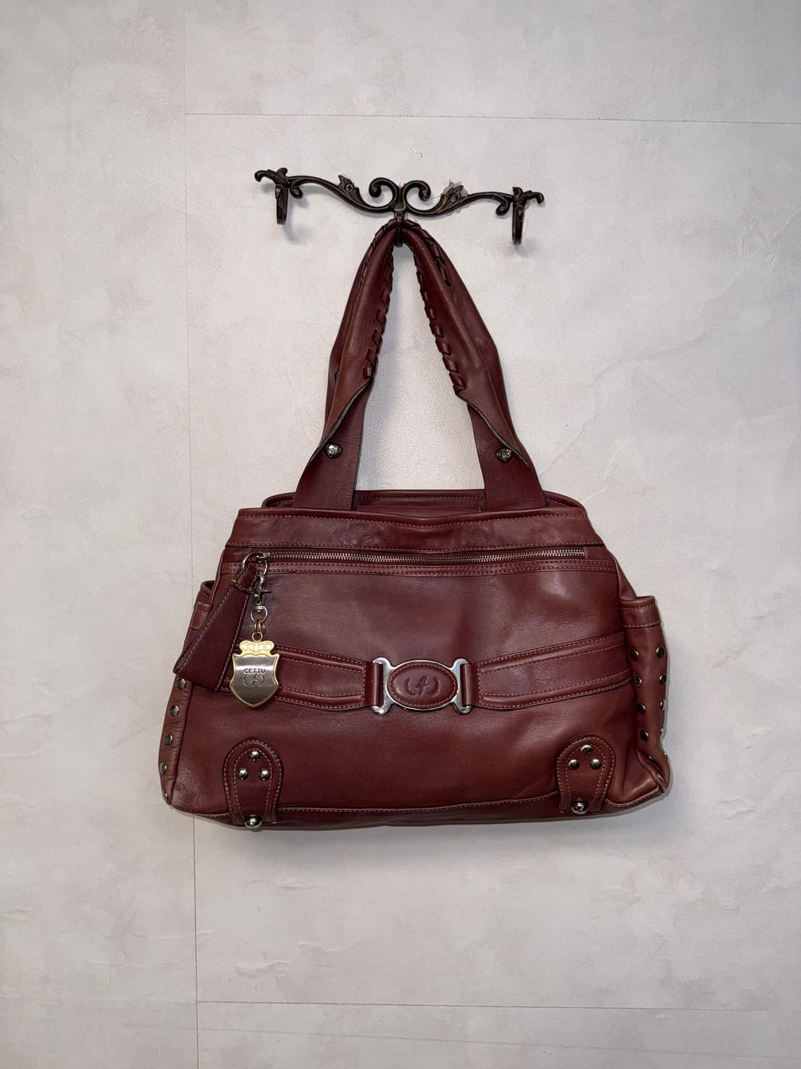 Cettu brick red cow skin stud tote bag 상품이미지1