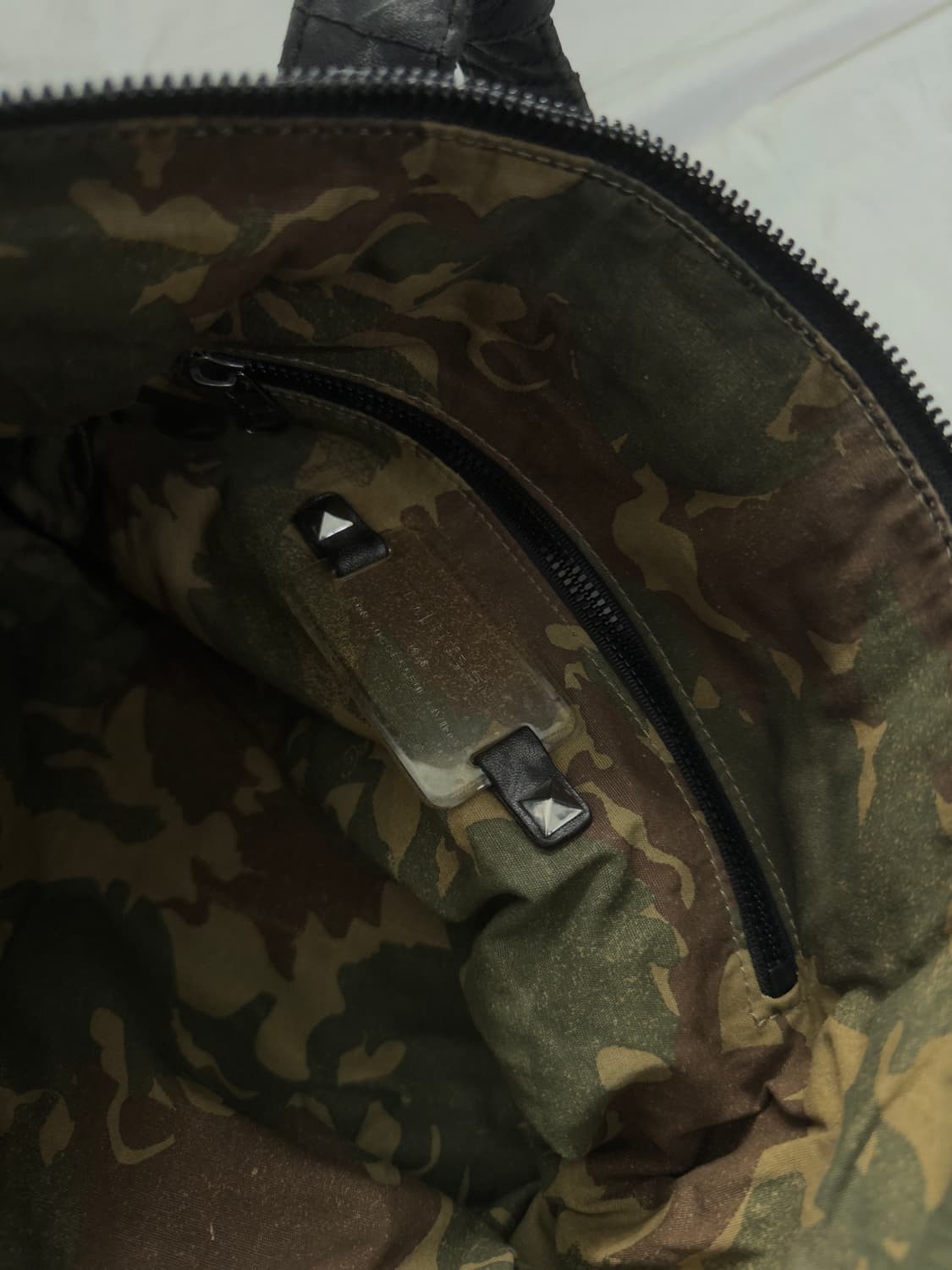 디젤 왁스코팅 레더 헬멧백 상품이미지4