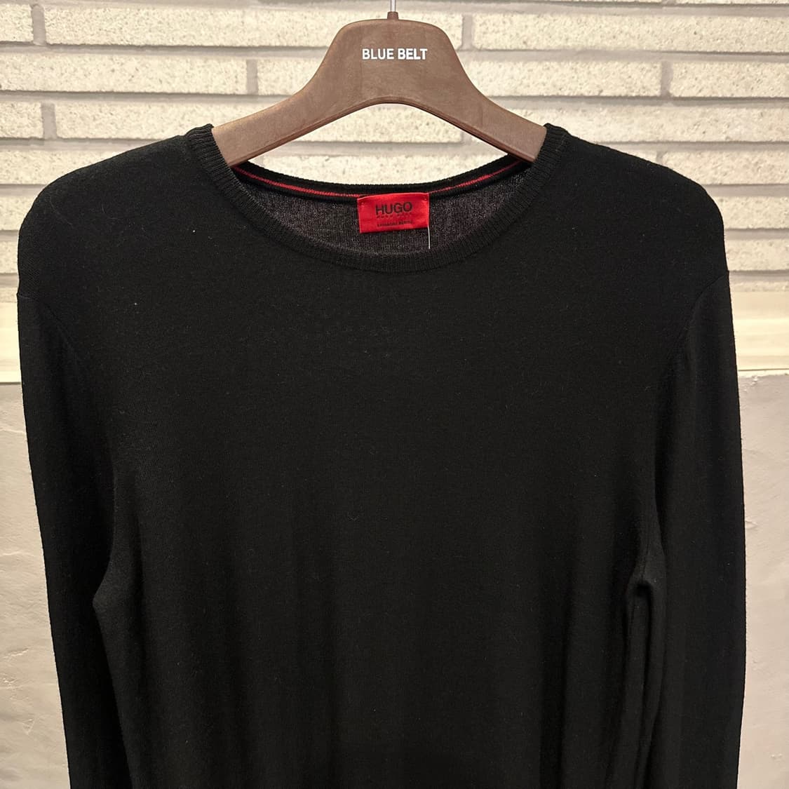 휴고보스 라운드넥 울 니트 배색 밑단 로고 플레이트 디테일 블랙 레드 상품이미지4