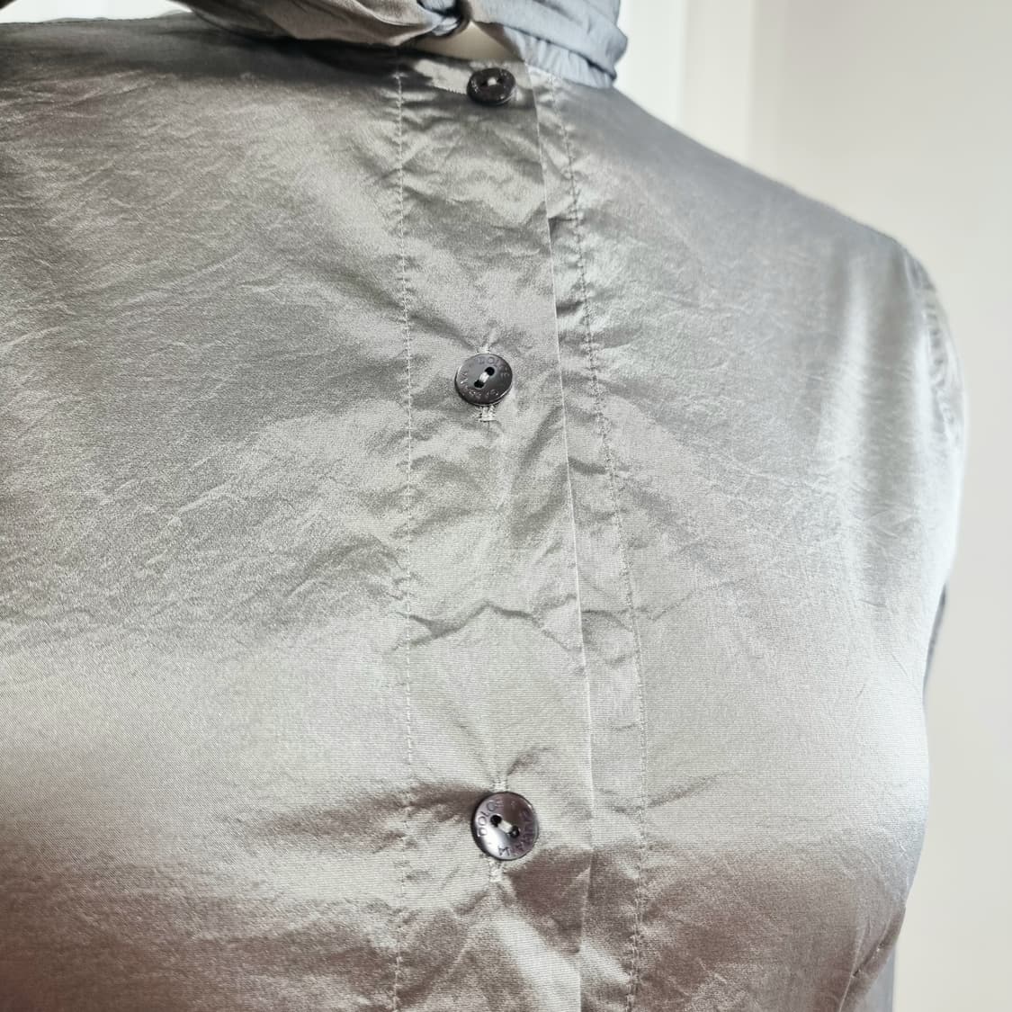 돌체앤가바나 실크66 메탈릭실버 리본타이 링클 블라우스 (55) 상태최상 상품이미지7