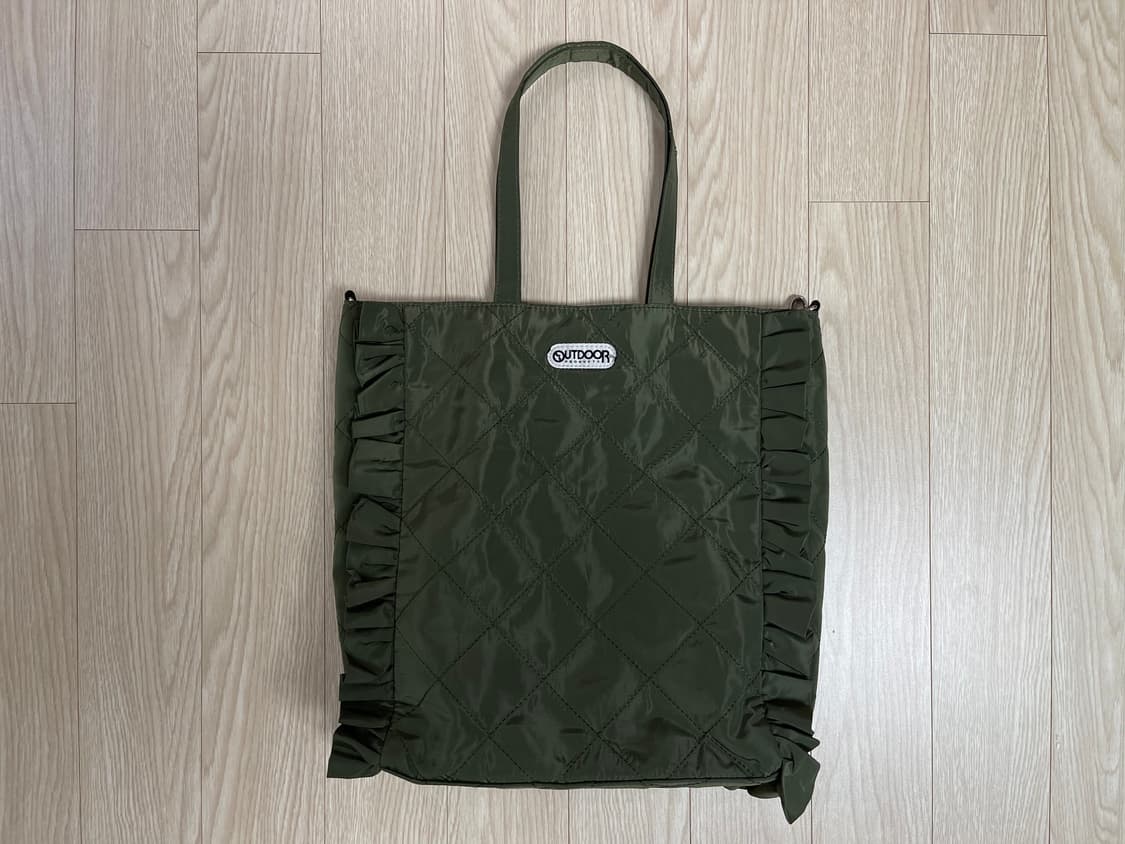 프릭스스토어 x 아웃도어 프로덕트 퀄팅 프릴 토트백 상품이미지1