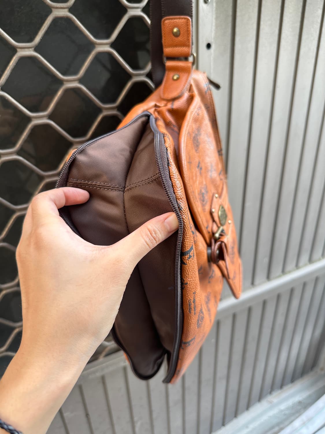 EXR multi pocket brown leather bag 상품이미지4