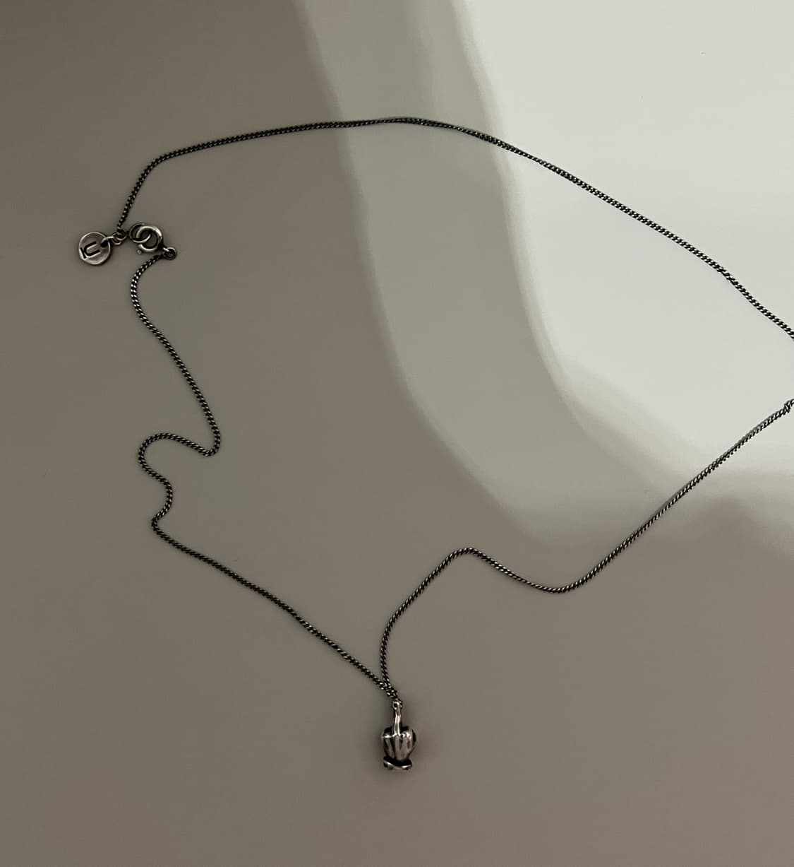 언더커버 미들핑거 목걸이 상품이미지3