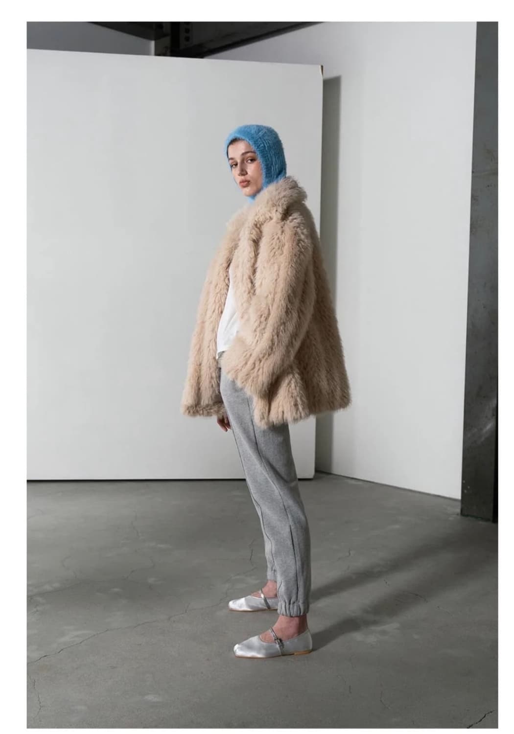 320쇼룸 에코 퍼 넥라인 훅 4버튼 자켓 베이지 상품이미지2