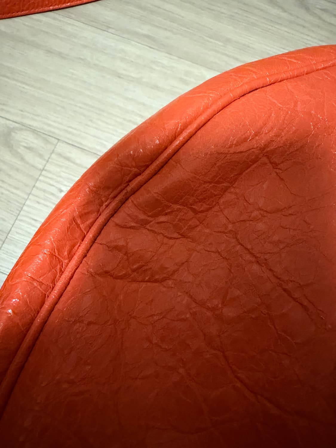 발렌시아가 원형 호보백 상품이미지9